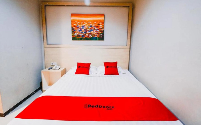 RedDoorz Plus near Sultan Hasanuddin Airport