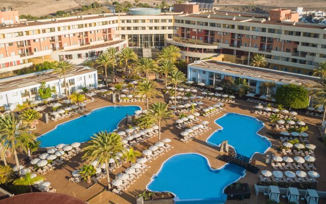 Отель Iberostar Playa Gaviotas Park - All Inclusive Испания, Джандия-Бич - отзывы, цены и фото номеров - забронировать отель Iberostar Playa Gaviotas Park - All Inclusive онлайн вид на фасад
