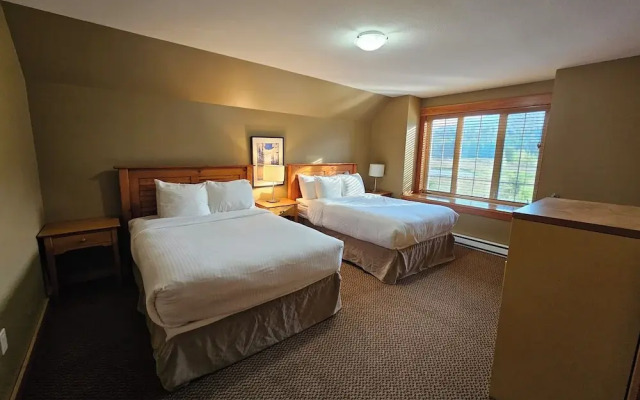 Pinnacle Ridge Chalets by Fernie Lodging