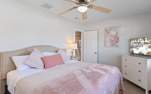 Paradise Palace 4 Bedroom Home by RedAwning