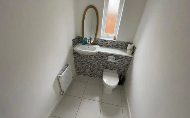Modern Room With Huge Bed - Walk to City Centre!