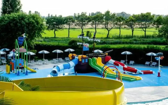 Bungalow in Caorle With Garden Furniture