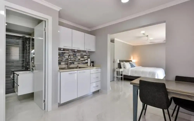 NEW Modern Cozy Studio Walking Distance to Beach