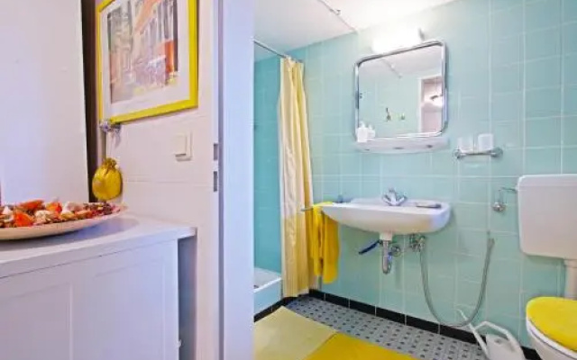 3 Private Rooms, 5 Persons (4520)