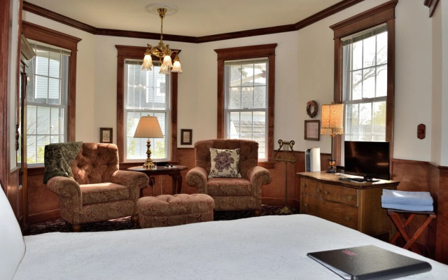 Yelton Manor Bed & Breakfast