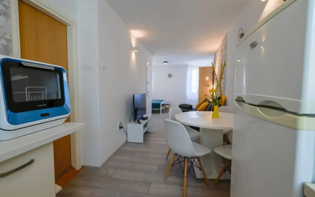 Old Town Modern and Sunny Studio Apartment