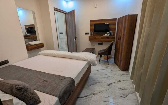 Hotel R R Tripathi