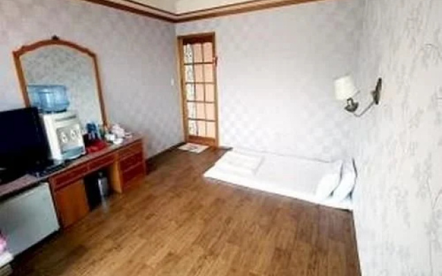 Sunny Holiday Hotel