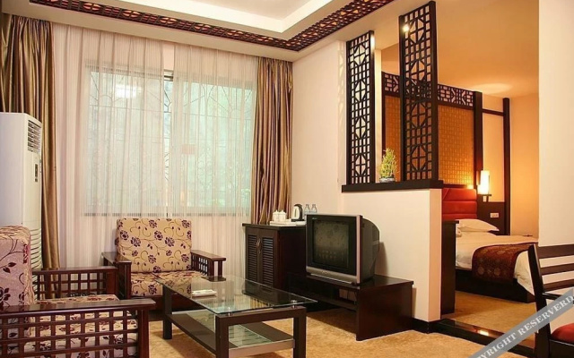 Huating Holiday Inn