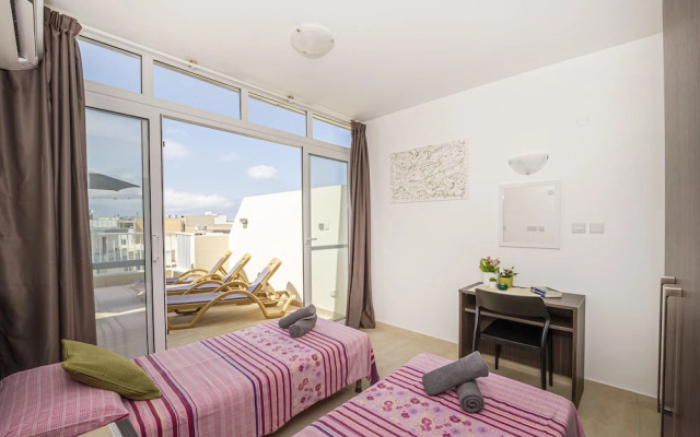 Summer Breeze Penthouse with large Terrace and Hot Tub by Getaways Malta