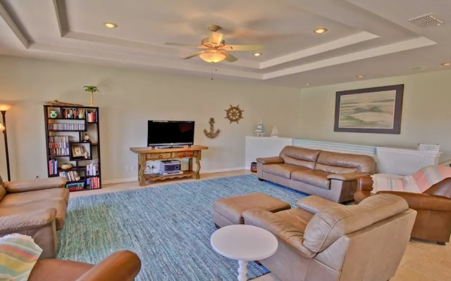 Adventura House 3 Bedroom Home by Redawning