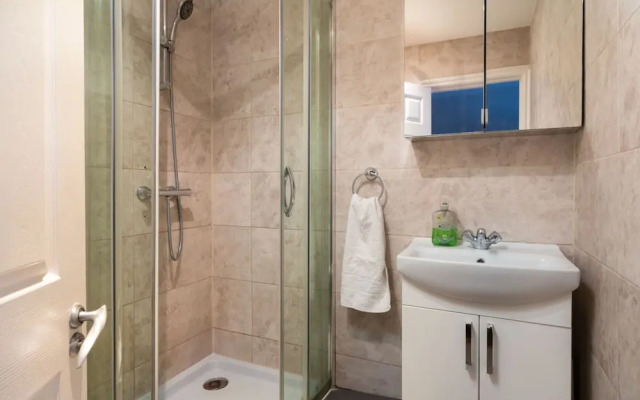 Comfy 2 Bed Flat QCE
