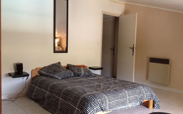 Villa With 6 Bedrooms in Cannes-et-clairan, With Wonderful Mountain Vi