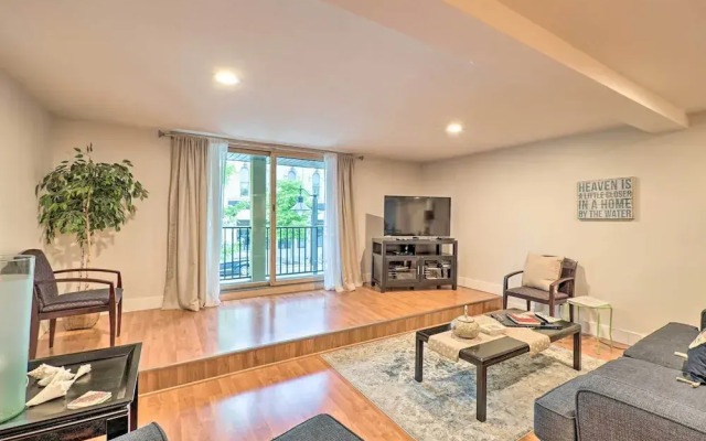 Cute Grand Haven Apartment: Walk Downtown Streets!