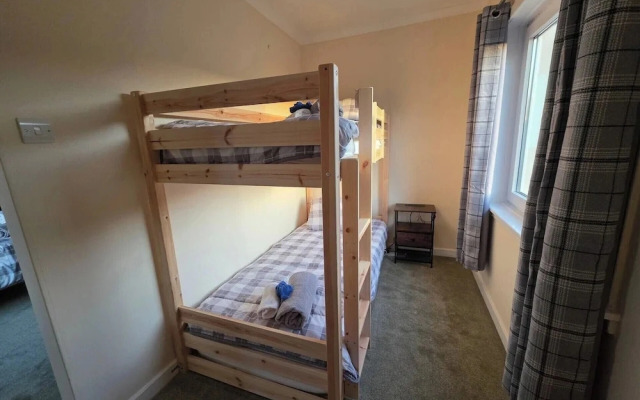Apartment Sleeps 4 With Garden