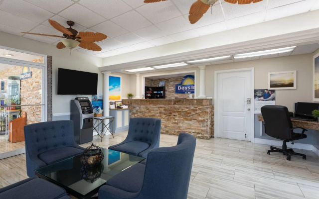 Days Inn by Wyndham Fort Myers Springs Resort
