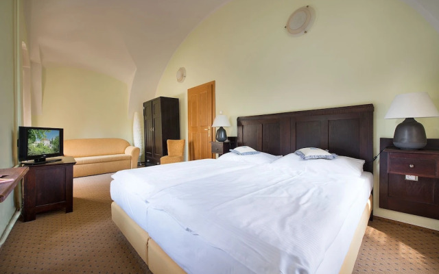 Maximilian Lifestyle Resort