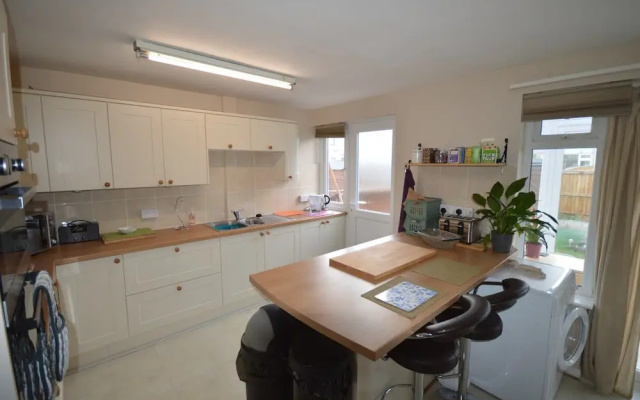 2 Bedroom Charming House With Free Parking