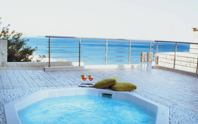 Private luxury 3bdrm Villa - Walk to beach