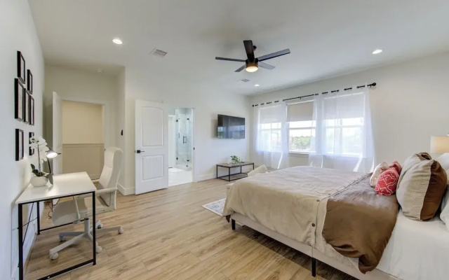 Modern Cozy Home with King Bed