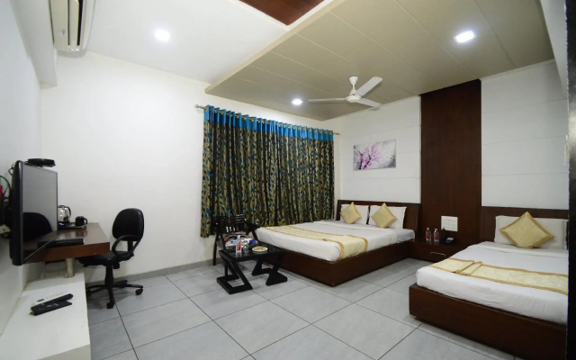 Crimson Park Shripriya Hotel