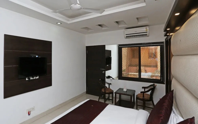 OYO 14389 Diplomat Suites