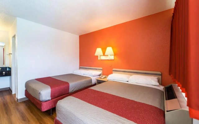 Motel 6 Reno - Virginia Plumb