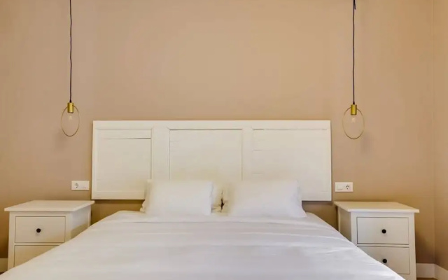 Cosy 3 Bed 2 Bath in Vibrant Eixample, Near Metro