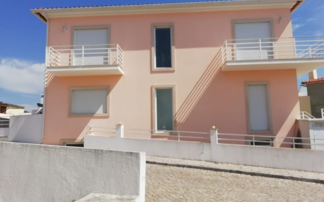 Salmon Villa near São Martinho do Porto