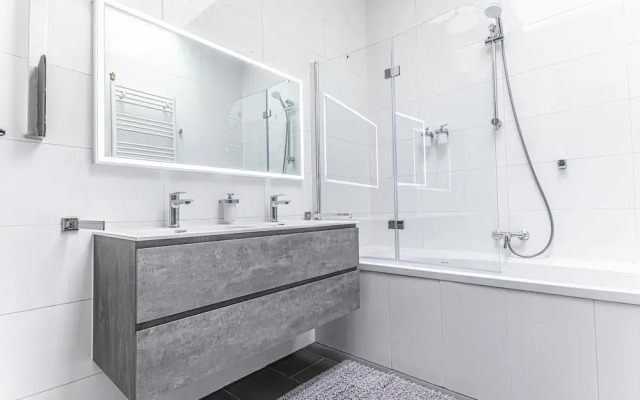 Luxury AC Balcony Apartment City Center