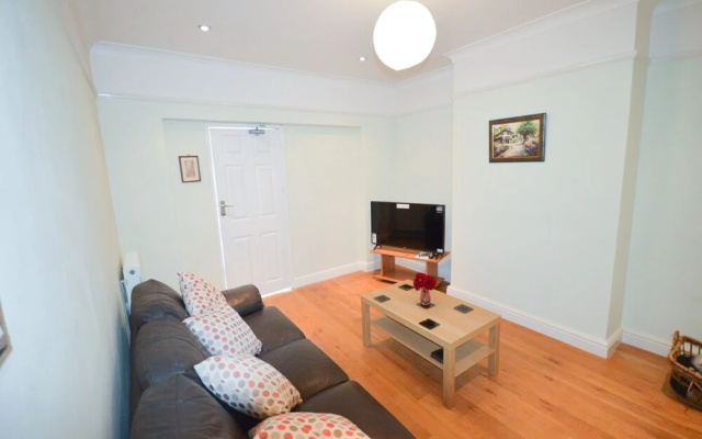 Fantastic 4 Bedroom House In Bath With Garden
