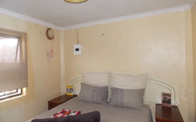 Orlando West Guest House - Hostel