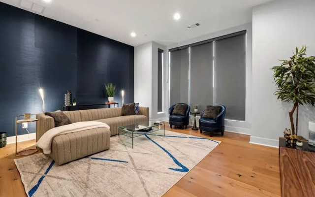 Luxurious Midtown Home Rooftop Views by Silverx