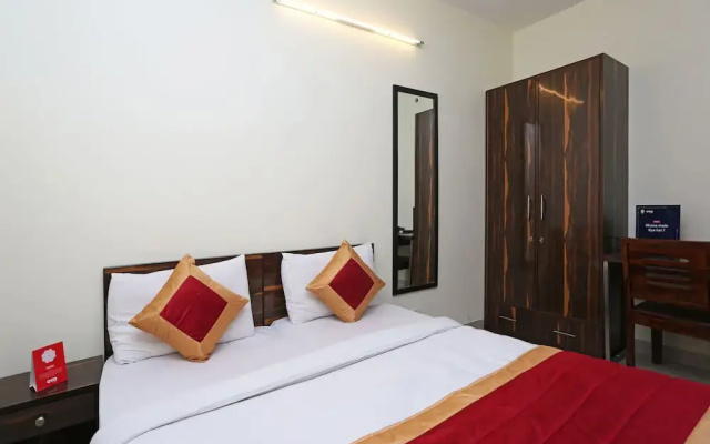 OYO 4930 Home Stay EM Residency