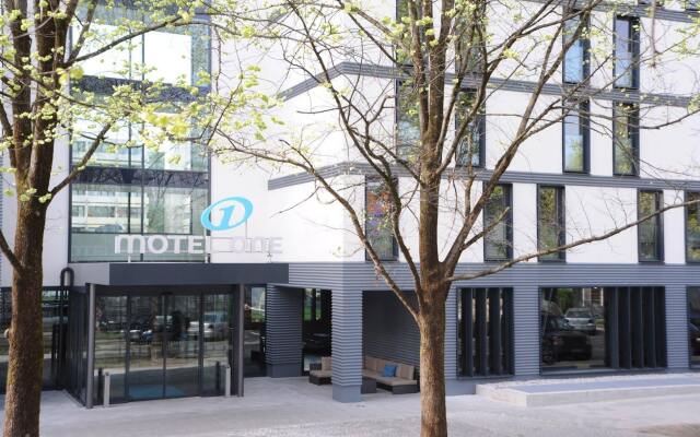 Отель Motel One München - Deutsches Museum Германия, Мюнхен - отзывы, цены и фото номеров - забронировать отель Motel One München - Deutsches Museum онлайн вид на фасад