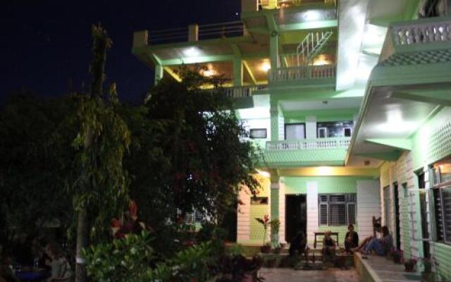 Отель Kiwi Guest House Backpackers Hostel Непал, Покхара - отзывы, цены и фото номеров - забронировать отель Kiwi Guest House Backpackers Hostel онлайн вид на фасад