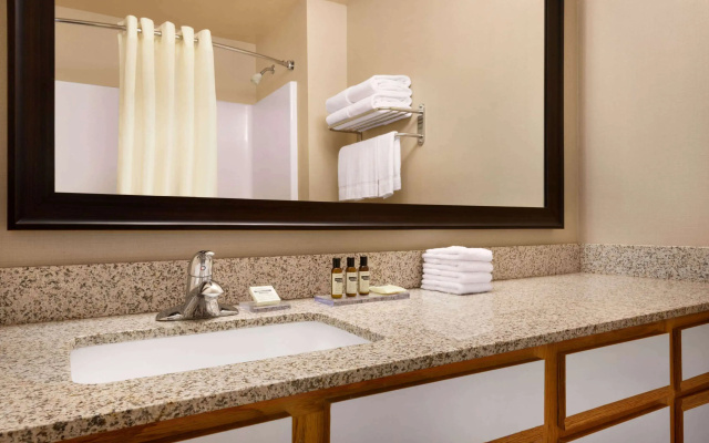 Hawthorn Extended Stay by Wyndham Milwaukee Airport