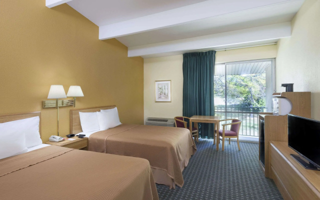 Howard Johnson by Wyndham Newburgh/West Point