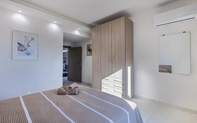STYLISH 2-Bedroom Penthouses - Terrace with Views