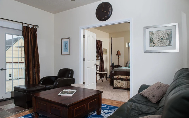 The Blue Crab 4 Br home by RedAwning