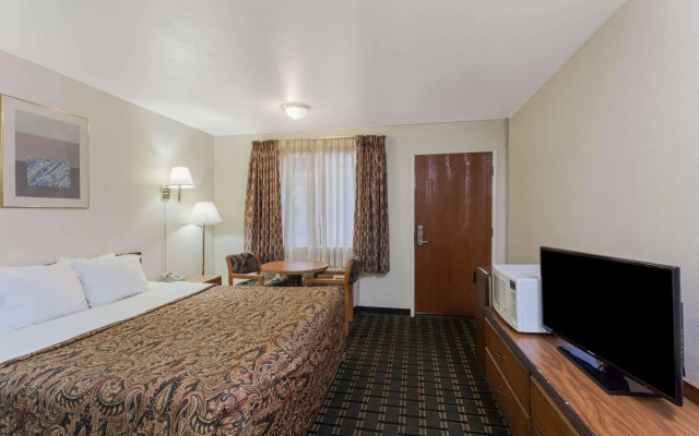 Days Inn by Wyndham Anaheim West