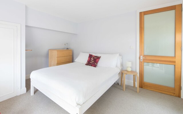 Отель Primrose Hill Garden Cottage комната для гостей