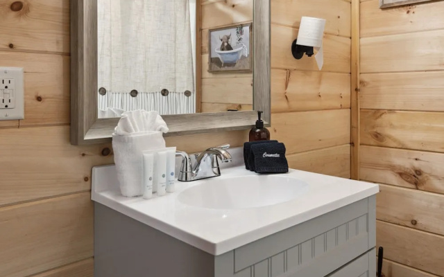 Majestic Valley Retreat 2 Bedroom Cabin by RedAwning