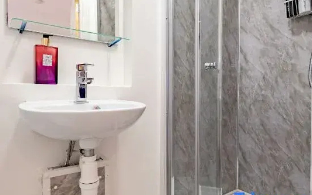 Contractor friendly 6 bed all en suite house