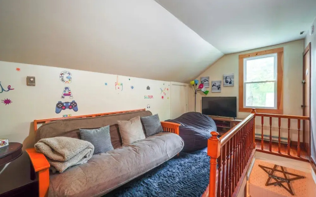 Explore the Poconos! Cozy Creekside Cabin w/ Patio
