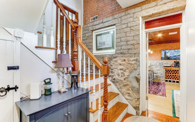Downtown Essex Apartment - Steps to River!