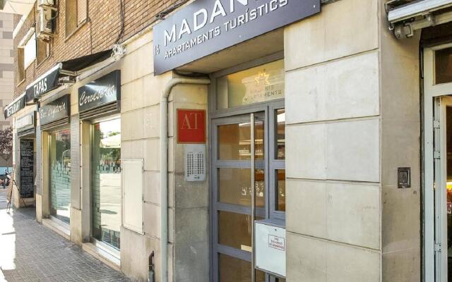 Отель Apartamentos Madanis - Hospitalet de Llobregat Испания, Оспиталет-де-Льобрегат - отзывы, цены и фото номеров - забронировать отель Apartamentos Madanis - Hospitalet de Llobregat онлайн вид на фасад