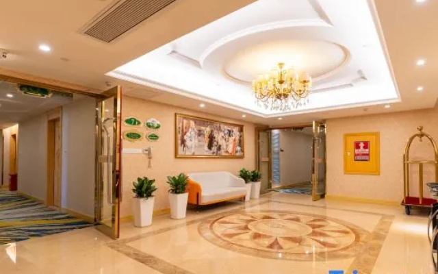 Vienna Hotel (Shenzhen Nanshan Zhuguang Metro Station Branch)