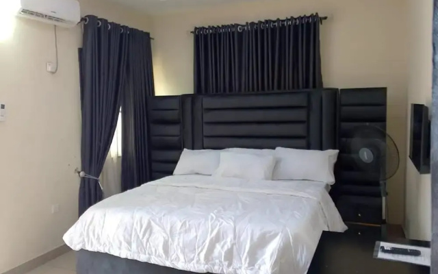 2 Bed - Sleeps 4 - Aircon - Free Parking
