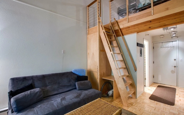 94sll - Inexpensive - Fireplace - Wifi - Sleeps 6 1 Bedroom Condo by RedAwning